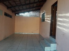 Kitinete Guanabara 3 com quarto, banheiro e cozinha, forro, frente praça, local tranquilo.