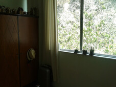 Quarto com janelão em Botafogo