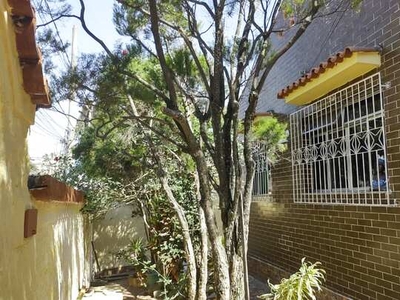 Casa linear, de frente para a rua, localizada em Piedade. Com um terreno espaçoso de aprox