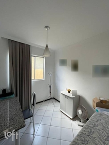 Apartamento à venda em Candelária com 45 m², 2 quartos, 1 suíte, 1 vaga