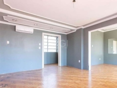 Amplo apartamento de 3 dormitórios, um com sacada, 2 banheiros, gabinete/escritório (ou mais um dormitório), sala de estar, sala de jantar, cozinha, área de serviço e dependência de empregada com ban