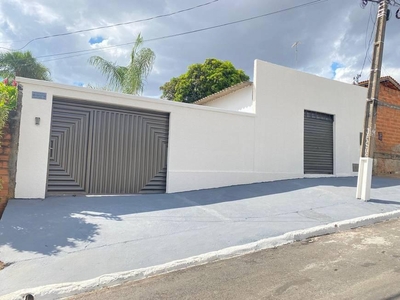 Casa com 3 quartos à venda, 369.0m²