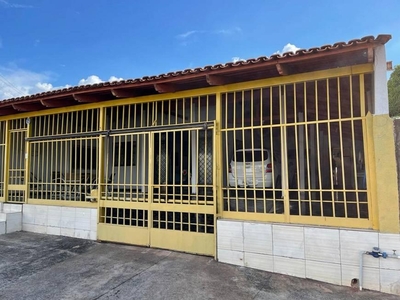 Casa com 3 quartos à venda, 394.0m²