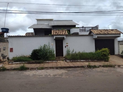 Casa com 4 quartos à venda, 365.0m²