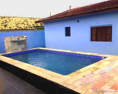 Casa com piscina e 300 m² de terreno