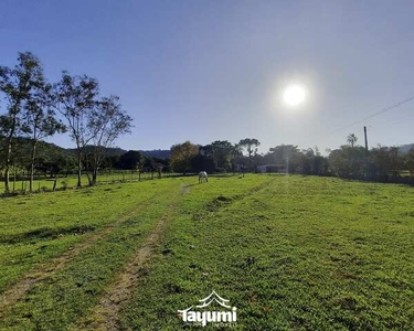 Chácara com 2,9 hectares, a 15 minutos do centro de Santa Cruz com ampla casa, pomar, açud