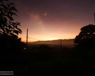 SOBRADO COM 4 DORMITÓRIOS E VISTA DA PEDRA GRANDE EM ATIBAIA