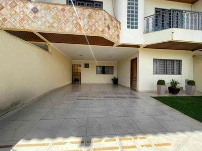 Casa com 4 quartos à venda no bairro Santa Genoveva, 220m²