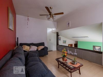 Casa para alugar com 4 dorms, 291m²