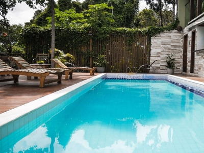 Casa aconchegante bem localizada _ deck/piscina integrados à natureza