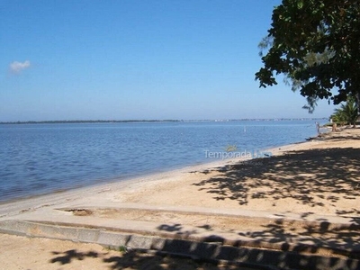 Charmosa casa com churrasqueira e jardim