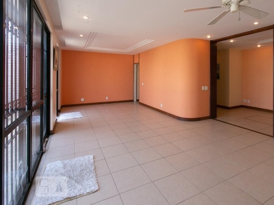 APARTAMENTO no 3º andar com 3 dormitórios e 2 garagens