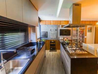 Apartamento para venda possui 142 metros quadrados com 3 quartos em Centro - Florianópolis
