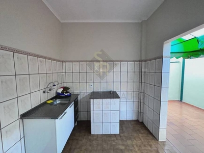 Casa com 2 Quartos e 2 banheiros para Alugar, 242 m² por R$ 1.300/Mês