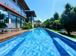 Casa a venda em praia do forte, litoral norte da bahia - condomínio praia bella, acesso direto à praia, 6 suítes de alto padrão porteira fechada.