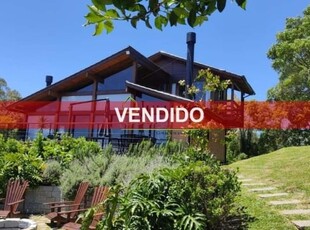 Casa ampla e iluminada à venda em condomínio fechado em rancho queimado/sc