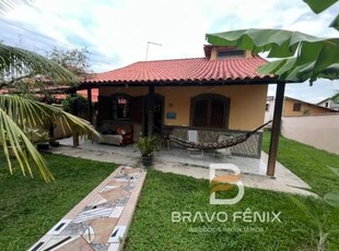 Casa com piscina e área gourmet à venda!