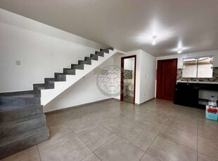 Casa em condomínio fechado com 2 quartos para alugar no campeche, florianópolis por r$ 2.950