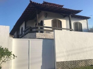 Casa em condomínio fechado com 3 quartos à venda na rua trindade, 27, palmeiras, cabo frio por r$ 1.250.000