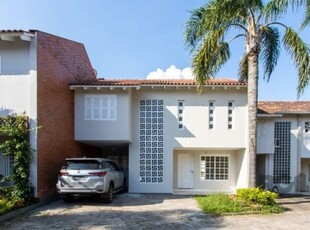 Excelente casa em condomínio com 4 dormitórios, sendo 1 suíte com closet. você pode contar também com um amplo living em 3 ambientes, lavabo, banheiro social, dependência de empregada completa, cozinh