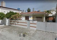 Vendo casa no bairro de Manaíra, próxima a shoppings e praias com 4 qts sendo 1 suíte + 5 vagas