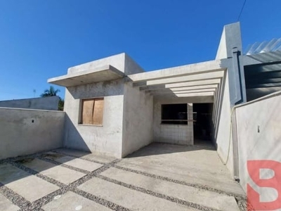 Casa nova em fase de acabamento, medindo 83,51m²- contendo 03 dormitórios (sendo 01 suíte)- localizada na barra do sai