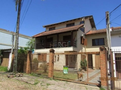 Excelente residência com 5 dormitórios, e uma suíte, living em 2 ambientes, copa-cozinha e banheiro social, lavabo,: em cima mais quartos, e banheiro social, sala de estar, com 4 vagas de garagem, m