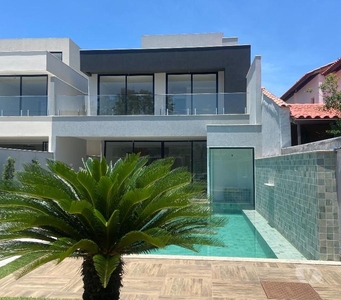 Barra - Casa Triplex com 380 m², 05 suítes e vagas