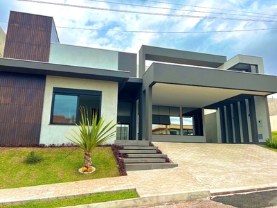 Casa alto padrão no condomínio Ecogarden com 3 suítes e piscina em Maringá