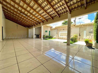Casa com 4 quartos para alugar no bairro Jardim Bela Vista, 245m²