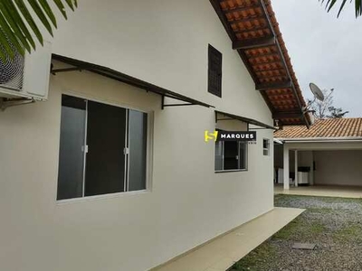 Casa Espaçosa para Locação no Guanabara/Joinville, SC - Viva com Elegância e Conforto! Cas