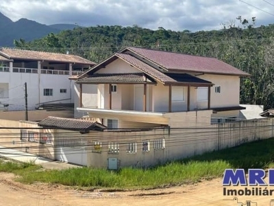 Casa alto padrão à venda em ubatuba, com 3 suítes, aceita financiamento bancário. praia da maranduba