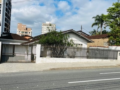 Terreno entre a rua Iririu e Binário com frente de 15,00 metros. Ideal para construção de 03 sobrados