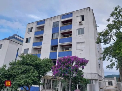 Apartamento 02 quartos na Trindade, próximo à UFSC, cozinha com móveis planejados, sala pa