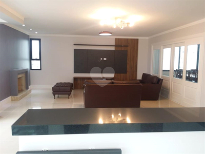 Apartamento com 3 quartos para alugar em Moema - SP