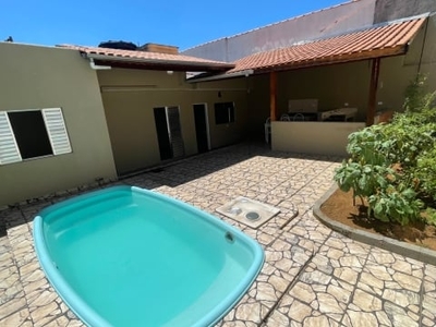 Casa térrea, ampla e arejada, com piscina.