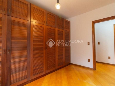 Apartamento com 3 Quartos e 2 banheiros para Alugar, 120 m² por R$ 3.390/Mês