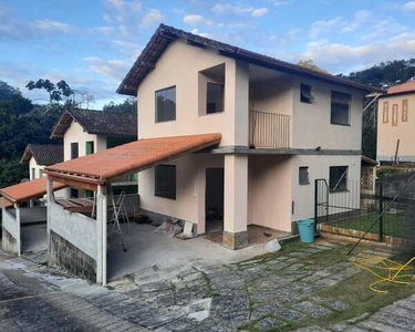 Casa aconchegante em local tranquilo, com privacidade, verde ao redor e ensolarada