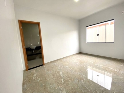 Casa com 2 Quartos e 1 banheiro à Venda, 110 m² por R$ 325.000