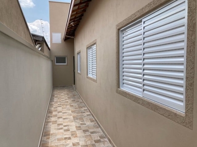 Casa com 3 Quartos e 2 banheiros à Venda, 70 m² por R$ 275.000