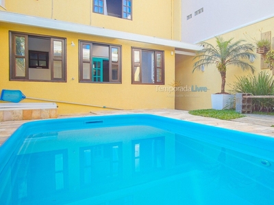 CASA EM CAIOBÁ NA REGIÃO DO SESC, COM PISCINA, AR CONDICIONADO E WI-FI