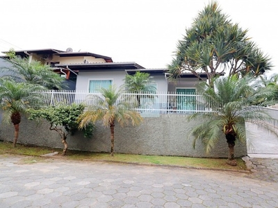 Ampla casa com piscina aquecida no bairro Fortaleza!