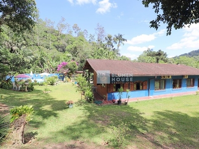 Ampla casa com piscina no bairro Ribeirão Fresco!