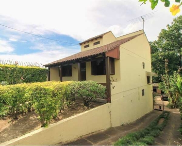 Casa Padrão, 2 dormitórios, 2 banheiro, 2 vagas na garagem, 189M² de Área Construída, 189M