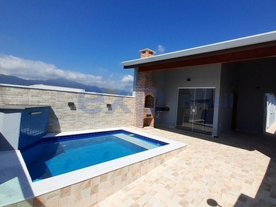 Casa térrea com piscina e varanda gourmet em Peruíbe.