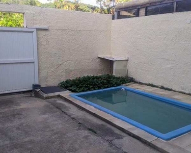 Open House vende casa duplex em Itaipu, 2 suítes, varanda, com piscina e vaga. OPORTUNIDAD