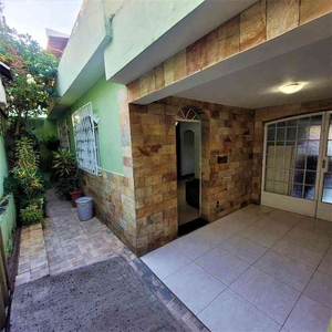 Casa com 3 quartos à venda no bairro Santa Terezinha, 243m²
