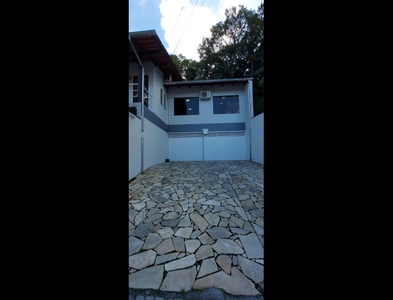 Casa no Bairro Fortaleza em Blumenau com 4 Dormitórios (1 suíte) e 260 m²