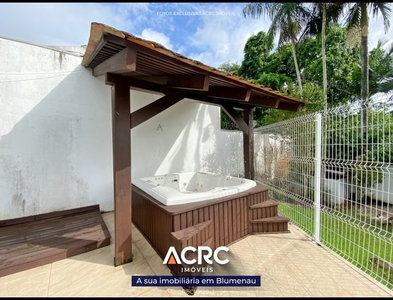 Casa no Bairro Velha em Blumenau com 4 Dormitórios (2 suítes)