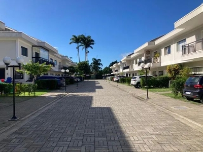 Linda casa em condomínio estilo americano, no bairro Vargem Grande, com três suítes.